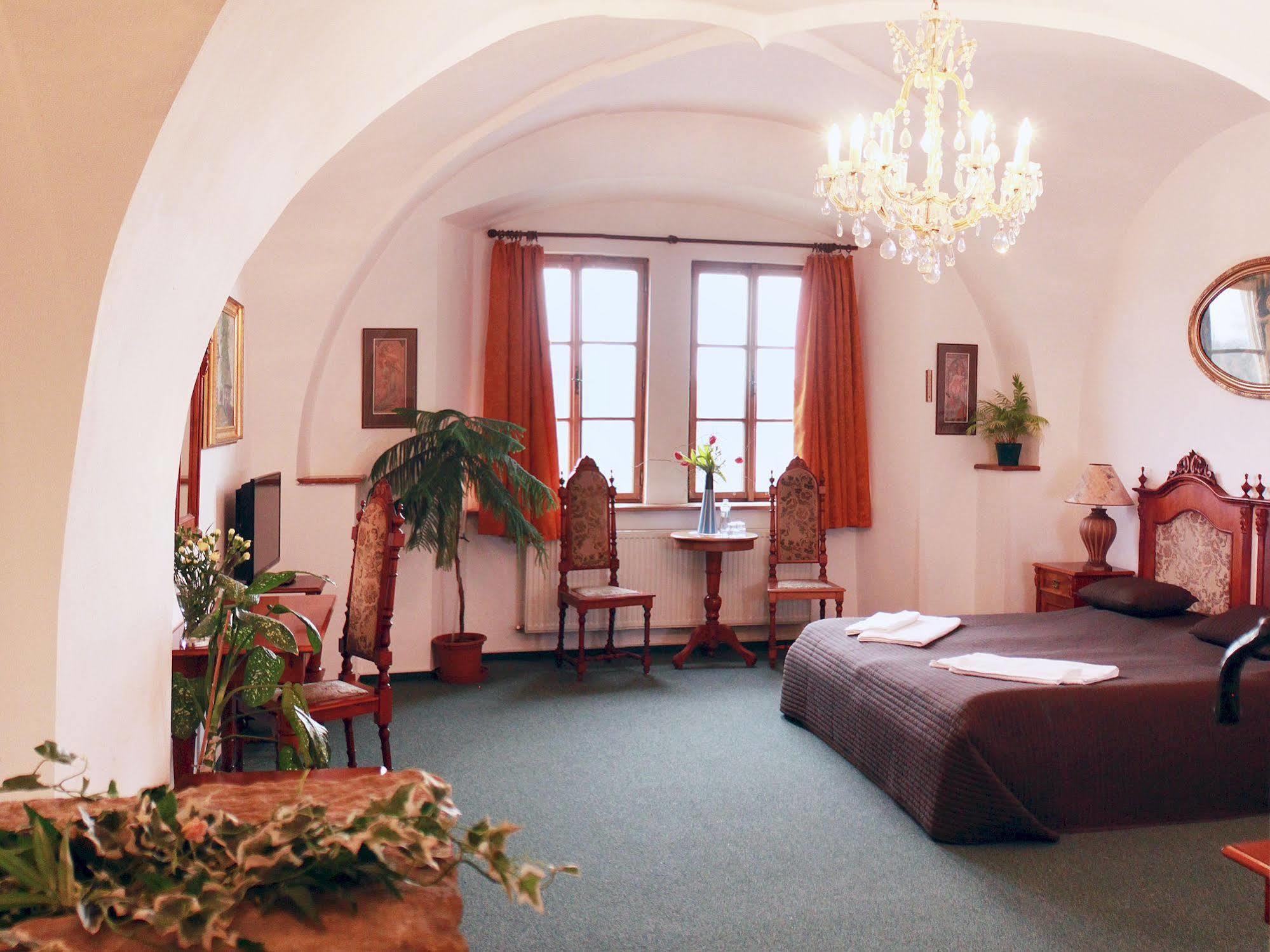 Hotel Zlaty Kohout Mlada Boleslav Bagian luar foto